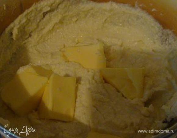 Добавить масло и поставить на огонь.