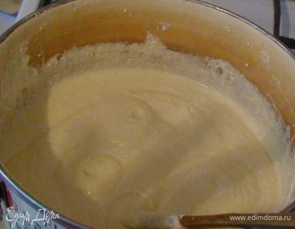 Довести до кипения, убавить огонь и продолжать варить минут 5-6 . При этом нужно непрерывно помешивать, т.к. масса будет булькать. Консистенция должна получиться как густая манная каша. Если вдруг по каким-то причинам крем получится жиже, то добавьте немного крахмала.
