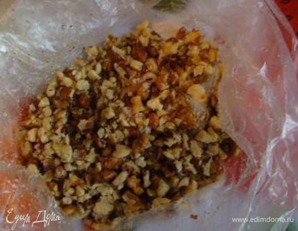 Займемся ореховым крокантом.
Измельчить орехи (не в муку). Я просто выкладываю в плотный кулек и прохожусь несколько раз скалкой.