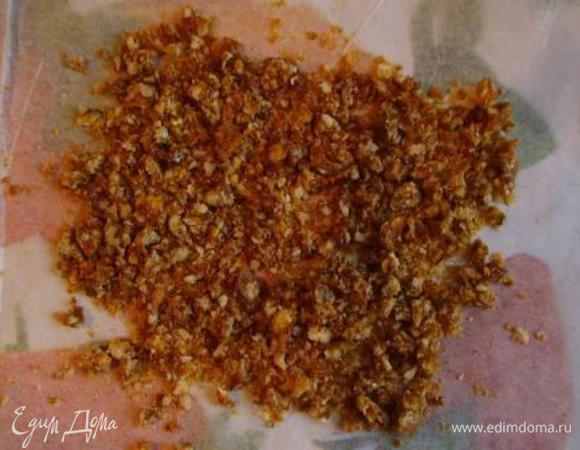 Дать затвердеть, а затем измельчить скалкой.
Обрезки коржей тоже измельчить. Они очень мягкие, и я измельчила их в кофемолке.