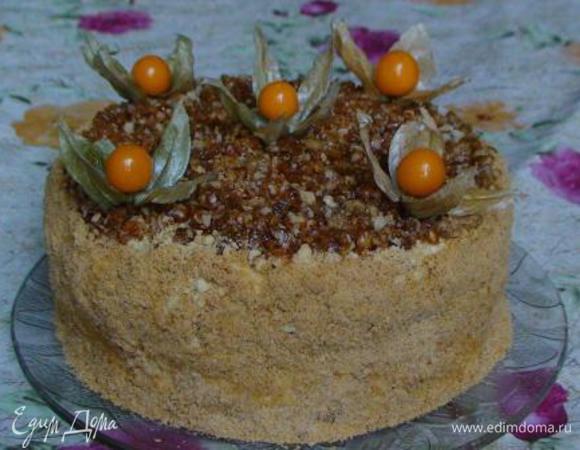 Бока торта обсыпать крошкой из обрезков коржей, верх - измельченным крокантом.
Украсить физалисом.
Оставить пропитаться на несколько часов.