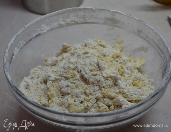 Муку порубить ножом с холодным сливочным маслом и сахаром. 