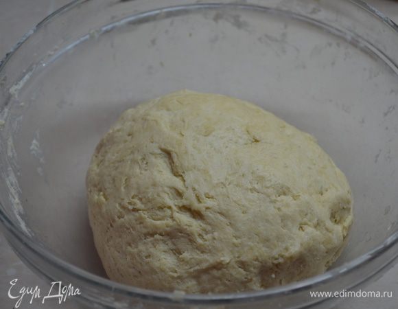 Сделать углубление в мучной крошке, додить сметану, растертую с дрожжами, замесить мягкое тесто