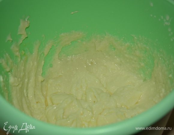 Готовим творожную начинку: творог взбить с сахаром и яйцом до кремообразного состояния.