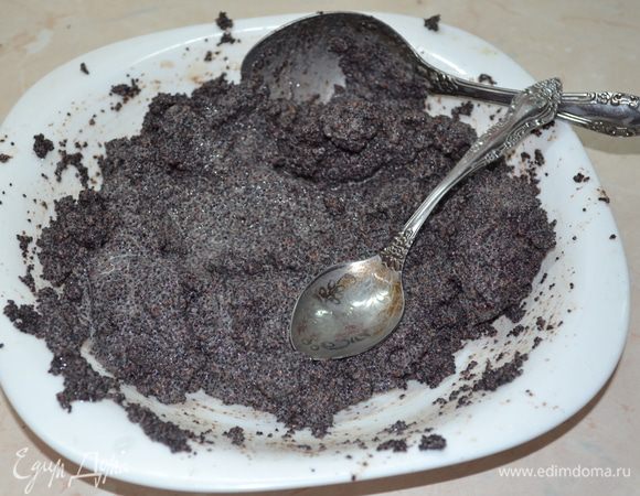 Готовим маковую начинку: мак залить кипятком, оставить на 30 минут. Воду слить, мак перемолоть мельничкой или мясорубкой. Добавить сахар и яйцо.