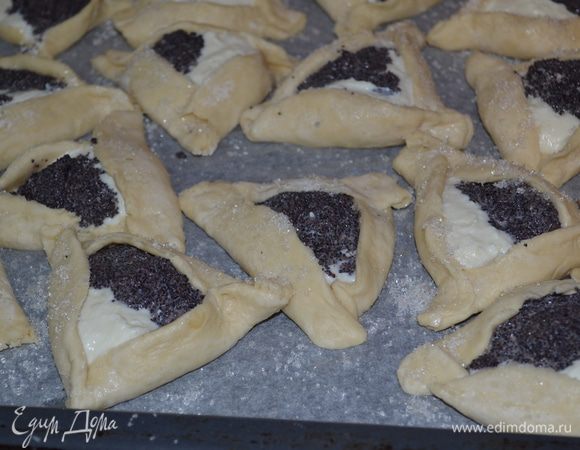 Края соединяем таким образом, что-бы получился треугольник.