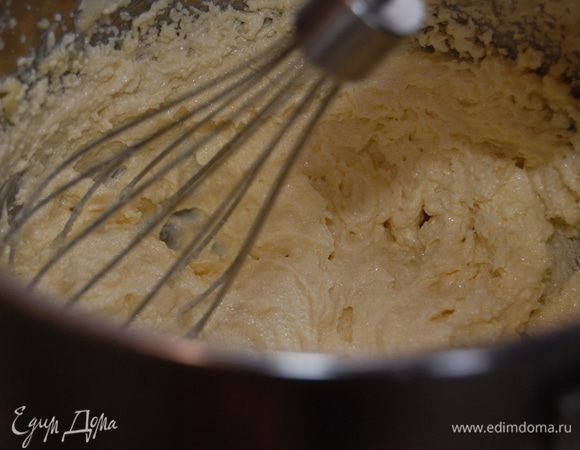 Тесто: Размягченное  сливочное масло соединить с сахаром и взбивать не менее 5 минут (до полного растворения сахара).