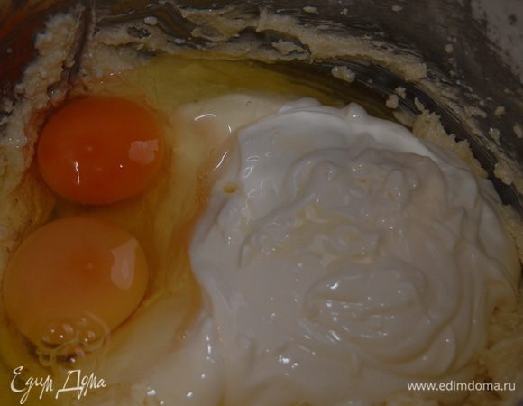 В масляную смесь добавить яйца, сметану и соль – размешать до однородности.