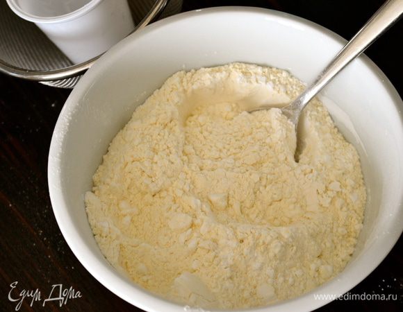 Отдельно отмерить и смешать сухие ингредиенты: муку, крахмал и разрыхлитель.