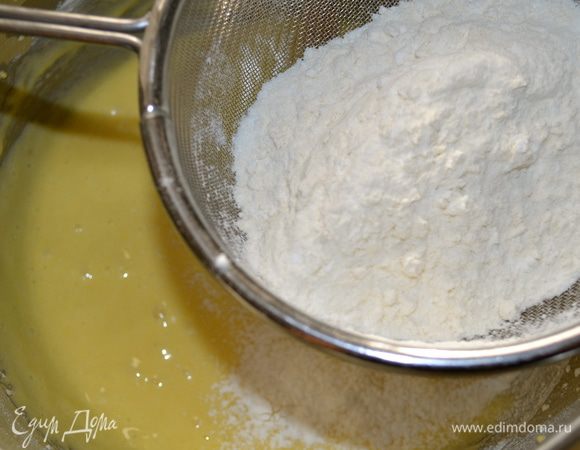Во взбитые желтки осторожно добавить (просеять) сухие ингредиенты.... 