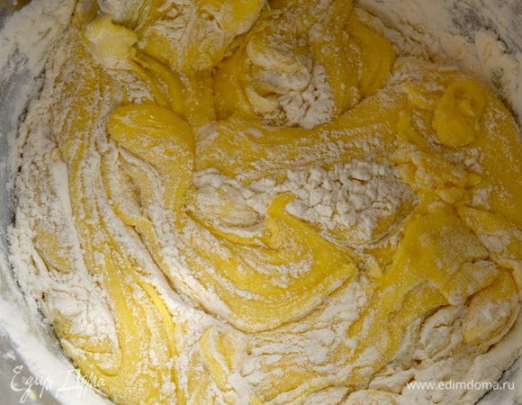 ...и аккуратно перемешать деревянной ложкой движениями снизу вверх до однородности.