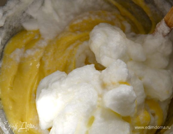 Взбить до устойчивых пиков белки с щепоткой соли. Добавить белки к тесту и снова аккуратно все перемешать.    
