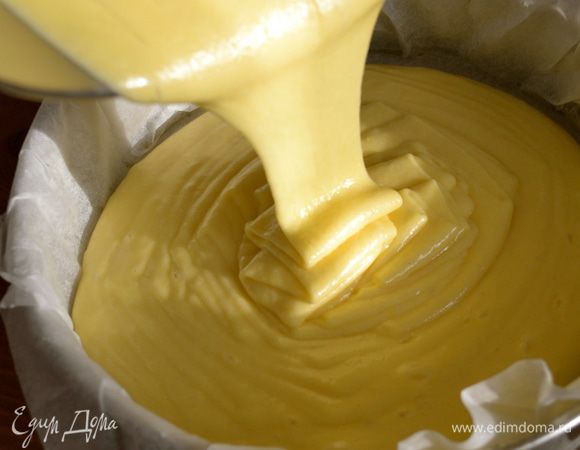 Форму для выпечки смазать маслом и присыпать мукой. (я использую пекарскую бумагу) Выложить тесто в форму и поставить выпекаться в духовку приблизительно на 40 минут (у меня пирог выпекался 50 минут) Готовность бисквита проверить деревянной шпажкой!