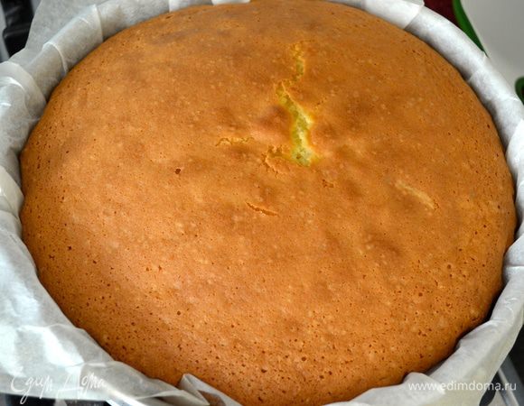 Готовый пирог достать из духовки и дать постоять 15 минут в форме. 
