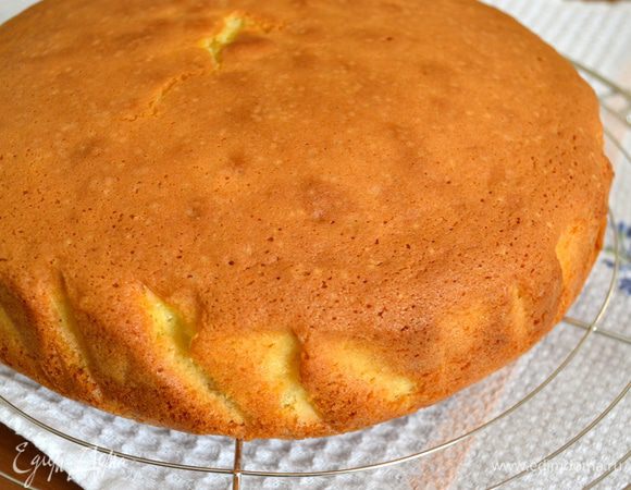 Затем переложить бисквит из формы на решетку и дать полностью остыть. 