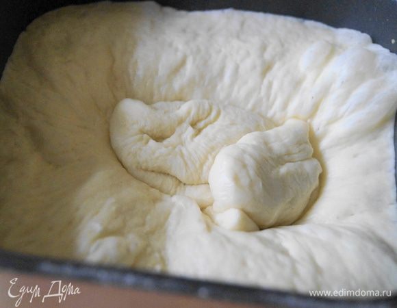 Дрожжевое тесто я последнее время готовлю в хлебопечке. Для этого в чашу выкладывают все ингредиенты и ставят на режим тесто.