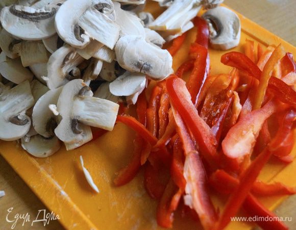Для начинки: шампиньоны немного почистить от грязной шкурки, нарезать ломтиками. Болгарский перец нарезать тонкой соломкой