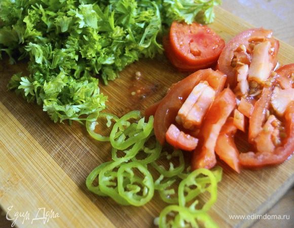 Затем измельчить зелень, перец чили порезать тонкими кружочками, также кружочками порезать помидоры.