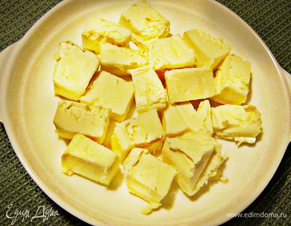 Порубить масло и  дать оттаять при комнатной температуре.