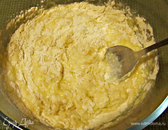 Добавить 3 ст. ложки размягченного сливочного масла, муку.