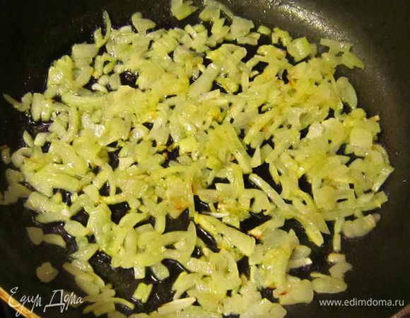 Лук мелко порубить и обжарить на растит. масле.