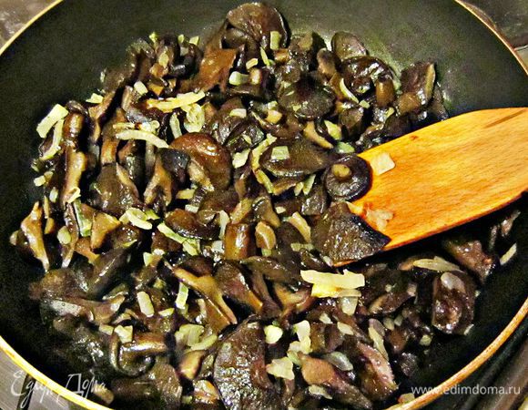 Затем добавить грибы и всё вместе немного обжарить. Посолить, поперчить, приправить тимьяном.