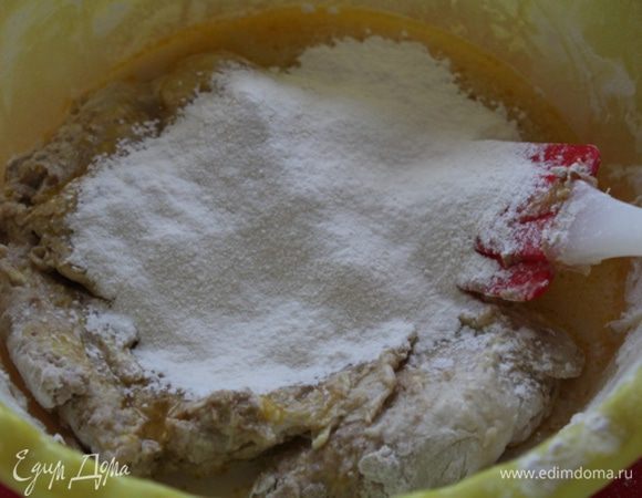 Для теста смешать муку, отруби, соль, дрожжи, добавить ол. масло, мед, опару и добавлять постепенно сыворотку, замешивая вязкое, мокрое тесто.