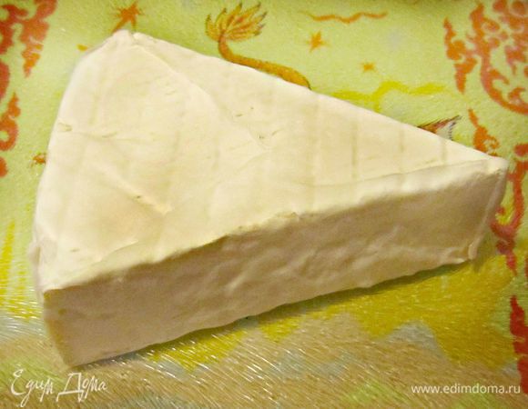 Теперь нам понадобиться сыр. Его необходимо будет нарезать небольшими ломтиками.