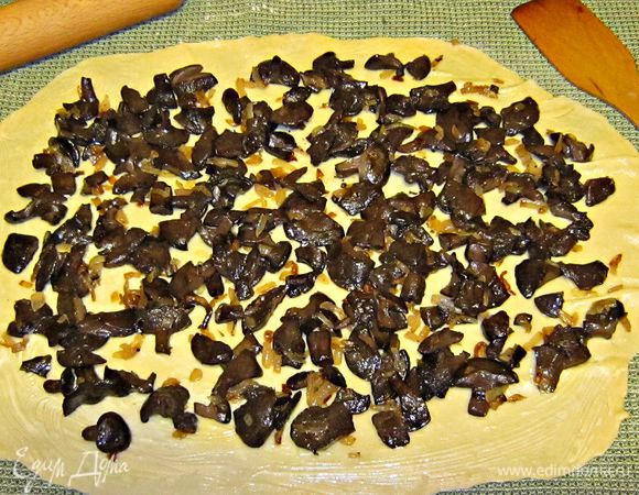 Выложить начинку из грибов.