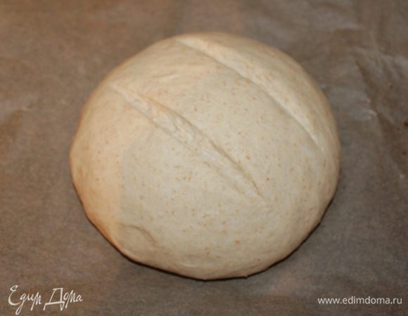 Я выпекала половину порции в форме, а вторую караваем. Форму надо немного смазать раст. маслом и выложить половину теста, накрыть и дать подойти 40 минут. Вторую половину выложить на  противень с пекарской бумагой, накрыть полотенцем и так же дать подойти 40 минут.