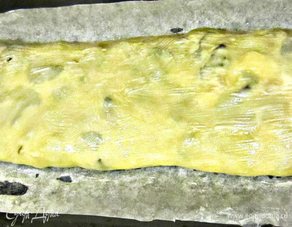 Скатать листы теста с начинкой в рулеты и перенести их аккуратно на противень швом вниз. Выпекать штрудели при температуре 200 градусов около 30 минут. При этом необходимо время от времени смазывать штрудели оставшимся сливочным маслом. Если сверху штрудели будут недостаточно румяными, можно включить на несколько минут гриль. 