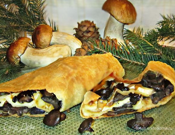 После выпекания штрудели выложить на кухонную доску и прикрыть чистым полотенцем ,чтобы немного "отдохнули".  (ночью у меня не хватило терпения подождать, поэтому тесто ещё было хрупким). Штрудель получается одинаково вкусным как в горячем, так и холодном виде. Приятного вам аппетита!