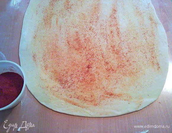 Тесто раскатать в пласт, посыпать перцем. 