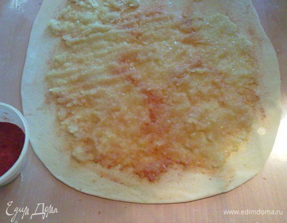 Сверху на перец выложить лук и разровнять.