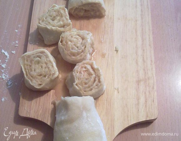 Свернуть в виде рулета, край хорошо защипнуть. Нарезать на небольшие рулетики.