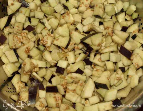 Овощи вымыть, удалить плодоножки. 
Баклажаны нарезать кубиками. Сложить в дуршлаг, посолить и оставить на двадцать минут, чтоб стекла горечь.
