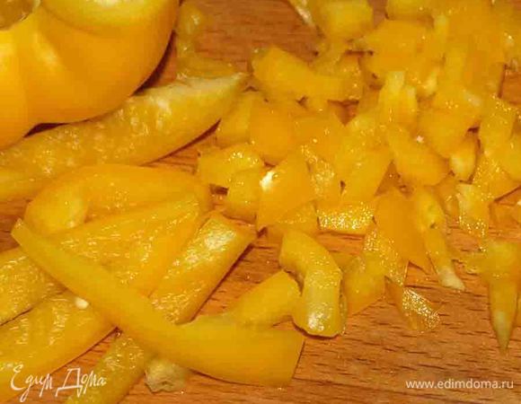 Болгарский перец нарезать кубиками.