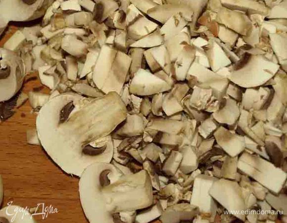 Шампиньоны нарезать кубиками.