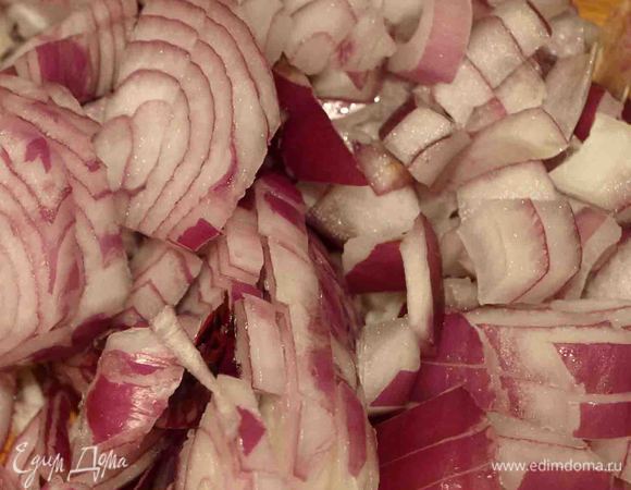 Репчатый лук нашинковать.