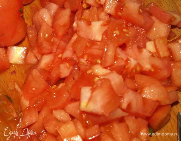 Помидоры обдать кипятком, снять кожицу, удалить плодоножки, нарезать кубиками.