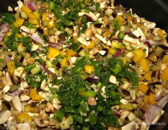 В сотейнике разогреть две столовые ложки оливкового масла. Баклажаны промыть, отжать и отправить в сотейник вместе с болгарским перцем, луком, грибами и одной половиной зелени с чесноком. Перемешать и тушить 15 минут.