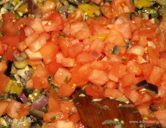 Затем добавить помидоры и вторую половину зелени. Посолить, поперчить. Тушить 15 минут, изредка помешивая.