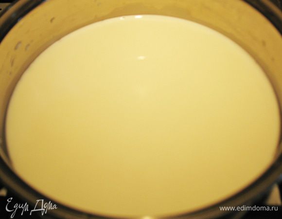 Начнем с крема, чтобы он успел остыть. 
На плиту ставим кипятить 800 г  молока. 