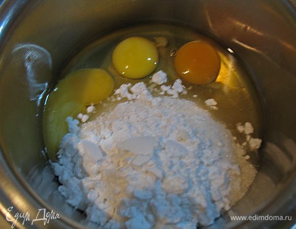 В другую кастрюльку кладем яйца, сахар, крахмал. Все это растираем.