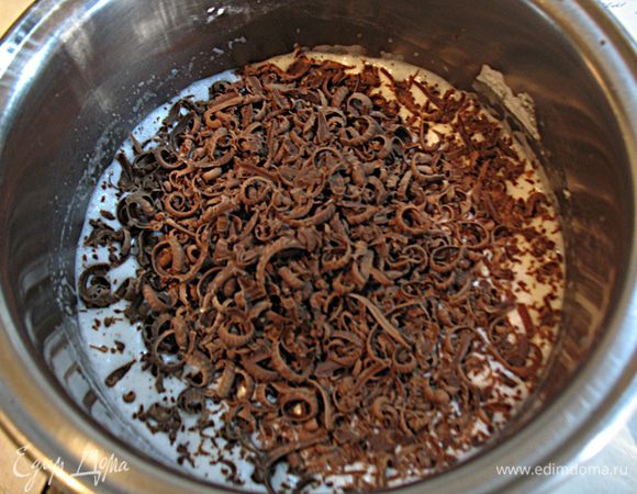 Эту смесь заливаем 200 г молока и всыпаем потертый шоколад. Все хорошо перемешиваем.