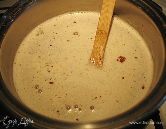 Заливаем эту смесь кипящим молоком и ставим на огонь. Постоянно помешивая варим до загустения. 