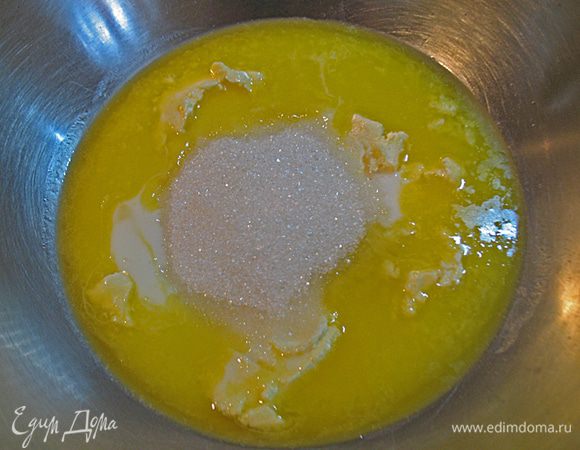 Пока крем охлаждается займемся тестом.  Жир, кефир, сахар перемешиваем.