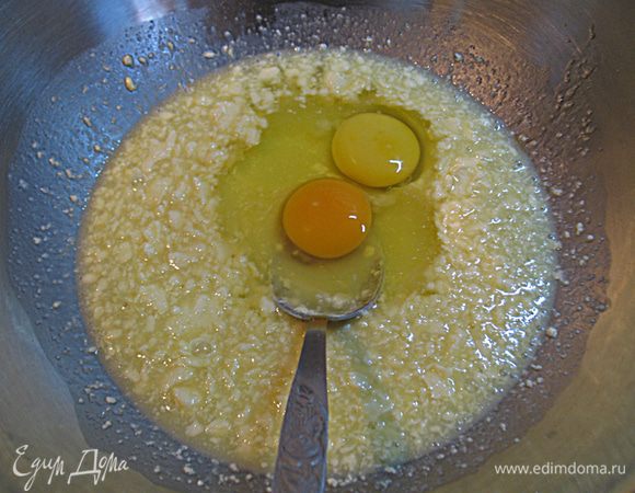 Добавляем яйца, соль и соду на кончике ножа. Перемешиваем.  