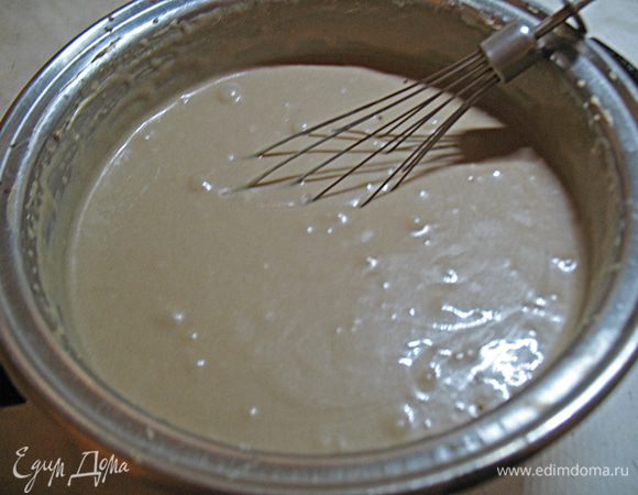 Пока тесто охлаждается доведем крем до конца. Взобьем его с размягченным  сливочным маслом, до пышной массы. 