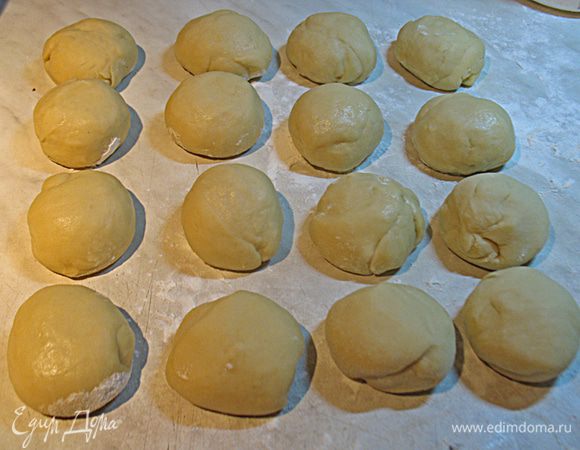 Охлажденное тесто разделить на 16 равных частей. 